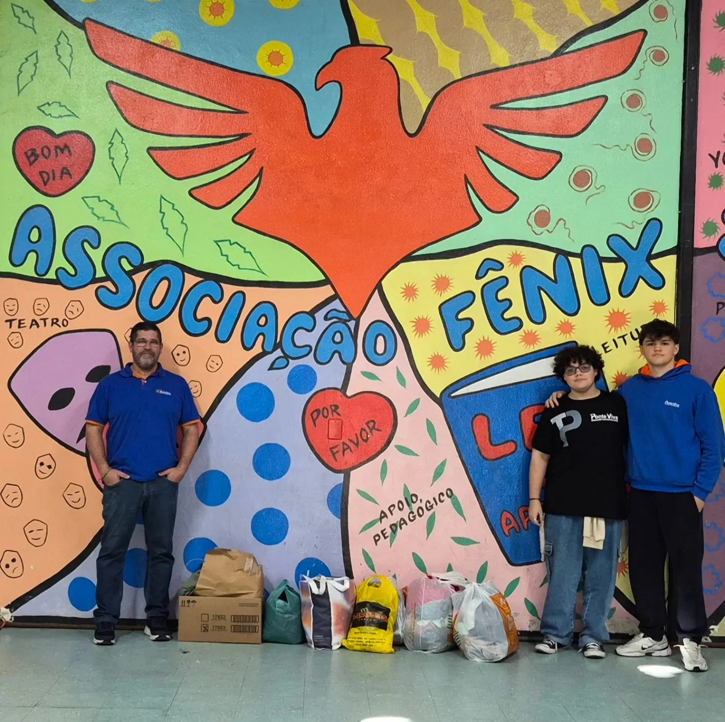 Alunos do grêmio entregam doações na Associação Fênix