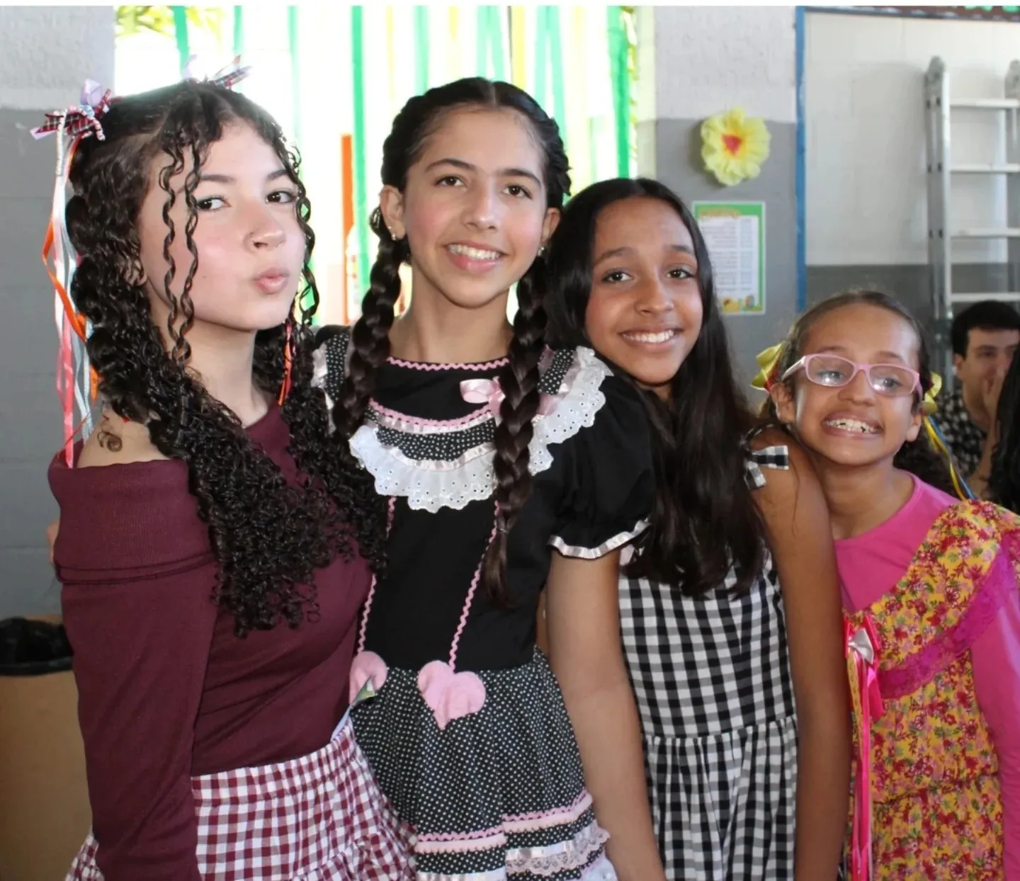 Quatro alunas na festa junina